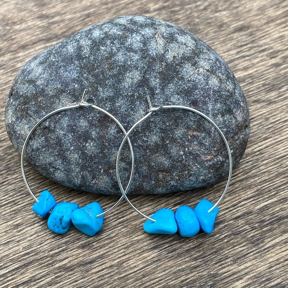 🔹Handmade Howlite Turquoise Hoop Earrings - Picture 2 of 3